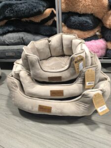 Camas y cunas acolchadas y confortables para mascotas senior